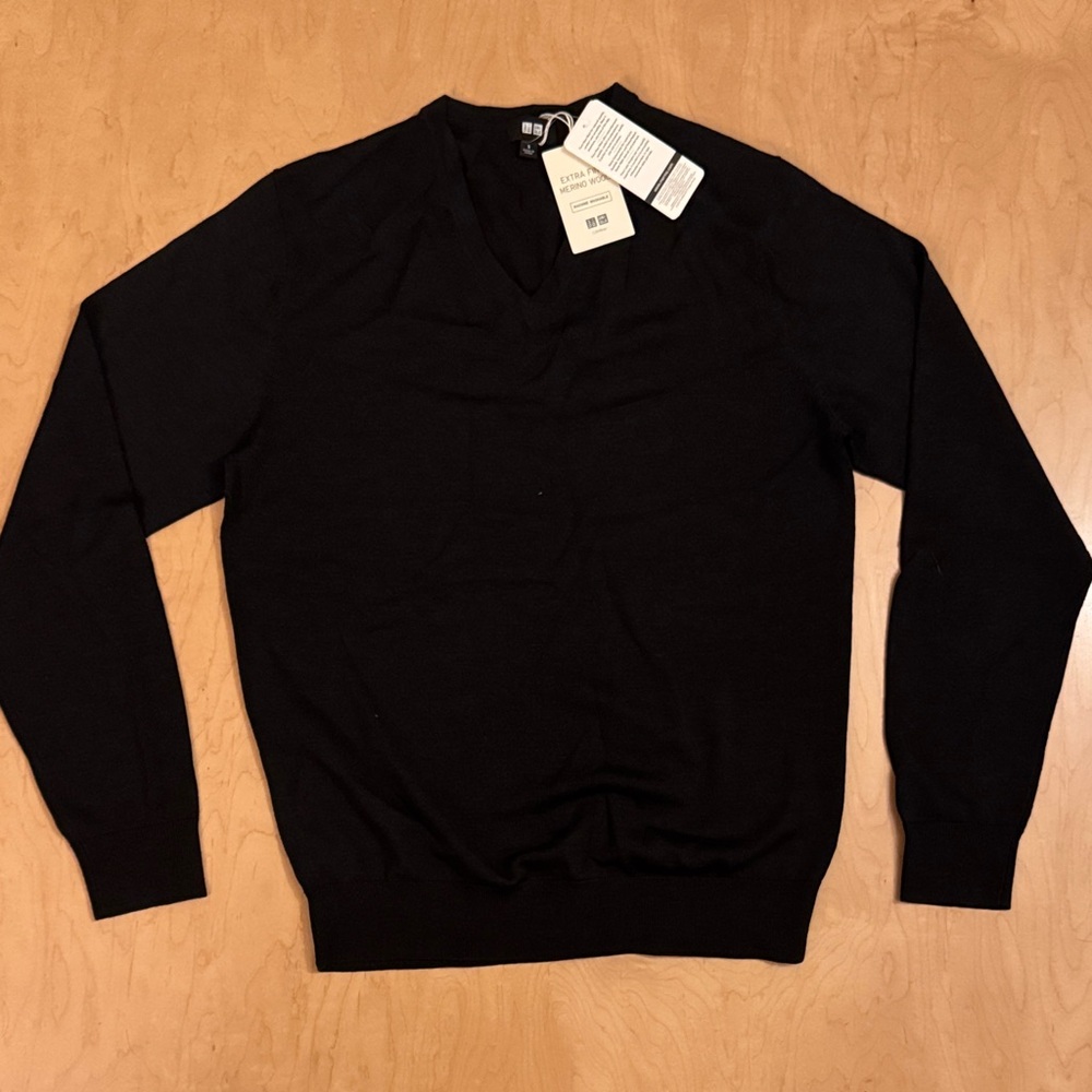 Uniqlo Men's Navy Merino Extra Fine Wool V-Neck Sweater